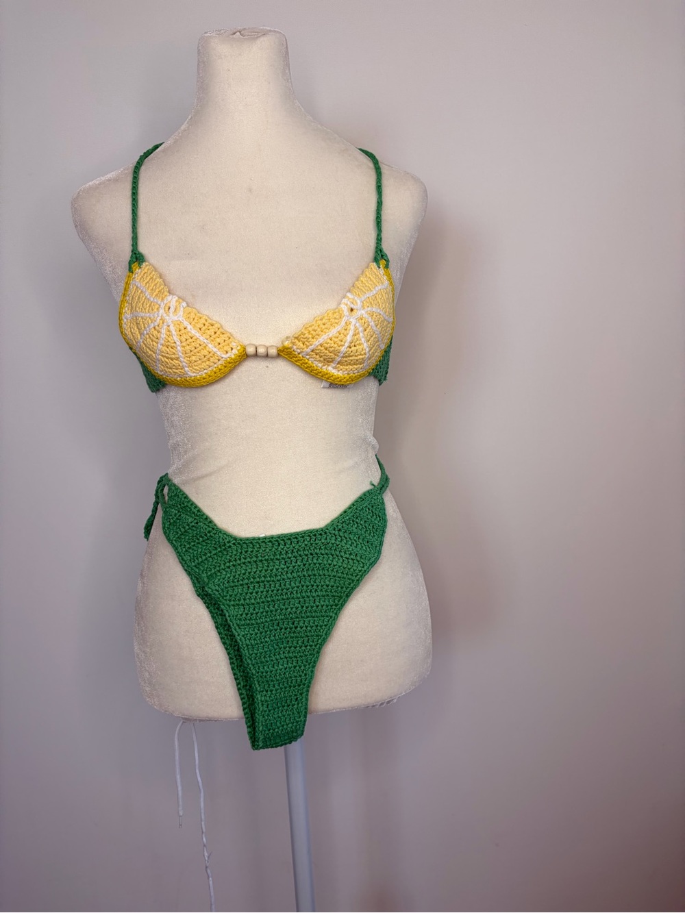 Knotted swimsuit lemon